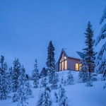 Dům na kopci svými výhledy korunuje pohádkové zimní království Finska. Foto: Marc Goodwin