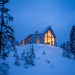 Dům na kopci svými výhledy korunuje pohádkové zimní království Finska. Foto: Marc Goodwin