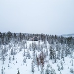Dům na kopci svými výhledy korunuje pohádkové zimní království Finska. Foto: Marc Goodwin