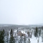 Dům na kopci svými výhledy korunuje pohádkové zimní království Finska. Foto: Marc Goodwin