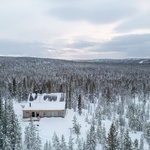 Dům na kopci svými výhledy korunuje pohádkové zimní království Finska. Foto: Marc Goodwin