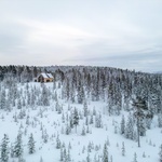 Dům na kopci svými výhledy korunuje pohádkové zimní království Finska. Foto: Marc Goodwin