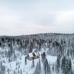 Dům na kopci svými výhledy korunuje pohádkové zimní království Finska. Foto: Marc Goodwin