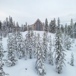 Dům na kopci svými výhledy korunuje pohádkové zimní království Finska. Foto: Marc Goodwin
