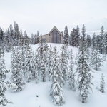 Dům na kopci svými výhledy korunuje pohádkové zimní království Finska. Foto: Marc Goodwin