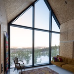 Dům na kopci svými výhledy korunuje pohádkové zimní království Finska. Foto: Marc Goodwin