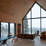 Dům na kopci svými výhledy korunuje pohádkové zimní království Finska. Foto: Marc Goodwin