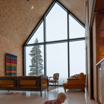 Dům na kopci svými výhledy korunuje pohádkové zimní království Finska. Foto: Marc Goodwin