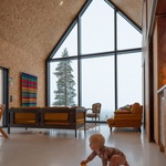 Dům na kopci svými výhledy korunuje pohádkové zimní království Finska. Foto: Marc Goodwin