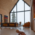 Dům na kopci svými výhledy korunuje pohádkové zimní království Finska. Foto: Marc Goodwin