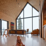 Dům na kopci svými výhledy korunuje pohádkové zimní království Finska. Foto: Marc Goodwin