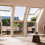 Velkoformátová střešní okna pro vstup na balkon nebo terasu. Zdroj: Fakro Velkoformátová střešní okna pro vstup na balkon nebo terasu. Zdroj: Fakro