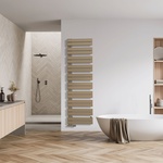 Nový koupelnový radiátor Zehnder Roda Duo zaujme svým klasickým nadčasovým designem: kulaté svislé sběrné trubky a vodorovné přesné ploché trubky v asymetrickém uspořádání umožňují pohodlné boční zasunutí a předehřátí ručníků a osušek.. Zdroj: Zehnder Group AG