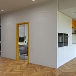 Dveře CRISTAL KLAR s čirým sklem a zárubní v dekoru RAL 1021 – ŽLUTÁ HOŘČIČNÁ. Zdroj SOLODOOR a.s.