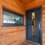 Vchodové bezpečnostní dveře do domu NEXT SD 102 s&nbsp;bezpečnostním prosklením. Zdroj: NEXT a.s.