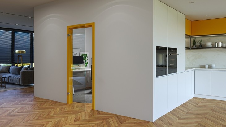 Dveře CRISTAL KLAR s&nbsp;čirým sklem a&nbsp;zárubní v&nbsp;dekoru RAL 1021 – ŽLUTÁ HOŘČIČNÁ. Zdroj SOLODOOR a.s.