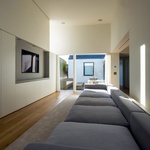 V interiéru zajišťují plynulý chod celého domu zakázkový nábytek a truhlářské výrobky navržené na míru. Foto: Shane Lynham