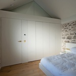 V hlavní části domu byly žulové zdi odhaleny, znovu spárovány a zvenku zaizolovány prodyšnou korkovou omítkou. To umožnilo odhalit původní zdi zevnitř. Foto: Shane Lynham