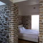 V hlavní obytné části se nacházejí tři ložnice a vlastní koupelna. Pro zdůraznění jednoduchosti tvaru chaty byly instalovány nové klenuté stropy. Foto: Shane Lynham