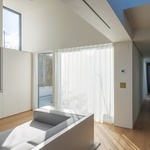 Vestavěný nábytek je zasazen do prostoru tak, že nenarušuje jeho jednoduchost. I když je celé obydlí relativně o malé výměře, pocit prostornosti tu nechybí. Foto: Shane Lynham