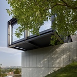 Prudký svah jako výzva: Vila Sidonius vznikla tam, kde by jiní nestavěli. Foto: Filip Šlapal