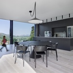 Prudký svah jako výzva: Vila Sidonius vznikla tam, kde by jiní nestavěli. Foto: Filip Šlapal