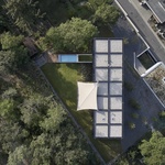 Prudký svah jako výzva: Vila Sidonius vznikla tam, kde by jiní nestavěli. Foto: Filip Šlapal