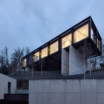 Prudký svah jako výzva: Vila Sidonius vznikla tam, kde by jiní nestavěli. Foto: Filip Šlapal