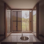 V každém z objemů, v prvním patře a pod střechou, se nachází jeden obydlí na patře, přičemž dostupný prostor v přízemí obou budov je vyhrazen pro společné užívání. Foto: Alberto Amores