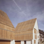 U střech galerií a okenic je použitým materiálem tepelně zpracované borovicové dřevo, jako reinterpretace a obnovení použití dřevěných tašek, typických pro údolí Aézcoa. Foto: Alberto Amores