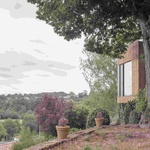 S kaplí za zády, s řekou pod sebou. Přístavba z Francie umí splynout s místem. Foto: Vladimir Jamet