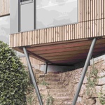 S kaplí za zády, s řekou pod sebou. Přístavba z Francie umí splynout s místem. Foto: Vladimir Jamet