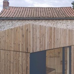 S kaplí za zády, s řekou pod sebou. Přístavba z Francie umí splynout s místem. Foto: Vladimir Jamet