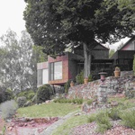 S kaplí za zády, s řekou pod sebou. Přístavba z Francie umí splynout s místem. Foto: Vladimir Jamet