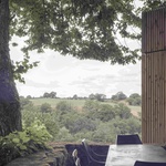 S kaplí za zády, s řekou pod sebou. Přístavba z Francie umí splynout s místem. Foto: Vladimir Jamet