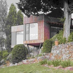 S kaplí za zády, s řekou pod sebou. Přístavba z Francie umí splynout s místem. Foto: Vladimir Jamet