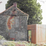 S kaplí za zády, s řekou pod sebou. Přístavba z Francie umí splynout s místem. Foto: Vladimir Jamet