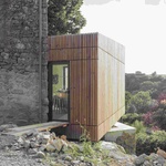 S kaplí za zády, s řekou pod sebou. Přístavba z Francie umí splynout s místem. Foto: Vladimir Jamet