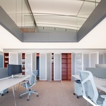 Kancelářská místnost přízemí. Foto: Alex Shoots Buildings