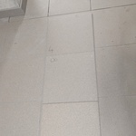 Když na stavbu dodají tři různé šarže dlažby, může to být pro obkladače docela rébus. Rozdíly v barevnosti jsou ve vzájemném porovnání nemalé. Výrobek stejný, vzhled se liší. Foto: redakce