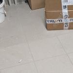 Položená dlažba, nahoře tmavší, dole světlejší. Rozdílná pokládka byla zvolena pod umístění technologie, kde barevný přechod nebude patrný. Foto: redakce