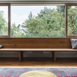 Lavice pod oknem 2.NP. Foto: Petr Polák