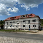 Metodická podpora pro obce a dostupné bydlení. Inspiraci je možné hledat i v zahraničí, kde obce více profitují z výrobních závodů. Zdroj: Šance pro budovy