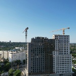 Metodická podpora pro obce a dostupné bydlení. Inspiraci je možné hledat i v zahraničí, kde obce více profitují z výrobních závodů. Zdroj: Pexels