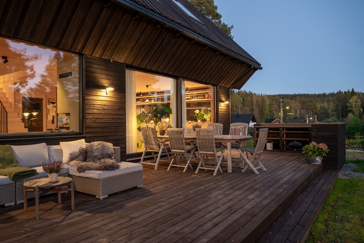 Hranice mezi exteriérem a interiérem se tu výrazně zjemňují. Dělení mezi interiérem a exteriérem se rozpouští prosklenými otvory, dřevěnými podlahami přecházejícími v terasy. Foto: Finn Ståle Felberg