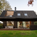 Nový dům má dvě podlaží stojící na zděných základech starého domu s novou přístavbou na severovýchodě. Foto: Finn Ståle Felberg Nový dům má dvě podlaží stojící na zděných základech starého domu s novou přístavbou na severovýchodě. Foto: Finn Ståle Felberg