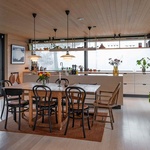 Členitost a rozmanitost tvarů střechy, různých sklonů a též střešní okna poskytují bohaté vnitřní prostory, dostatek denního světla a krásné výhledy do okolí. Foto: Finn Ståle Felberg Členitost a rozmanitost tvarů střechy, různých sklonů a též střešní okna poskytují bohaté vnitřní prostory, dostatek denního světla a krásné výhledy do okolí. Foto: Finn Ståle Felberg