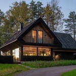 Stávající základové zdi byly sníženy, aby se zlepšila přístupnost a celkově dobrý průchod mezi vnitřním obytným prostorem domu a venkovními prostory. Foto: Finn Ståle Felberg Stávající základové zdi byly sníženy, aby se zlepšila přístupnost a celkově dobrý průchod mezi vnitřním obytným prostorem domu a venkovními prostory. Foto: Finn Ståle Felberg