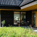 Dům je navržen s velkou sedlovou střechou, která přispívá k jeho charakteristickému architektonickému výrazu. Foto: Finn Ståle Felberg Dům je navržen s velkou sedlovou střechou, která přispívá k jeho charakteristickému architektonickému výrazu. Foto: Finn Ståle Felberg