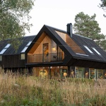 Rezidence, zasazená mezi vysoké borovice a les, nepůsobí jako nově do prostředí vnikající element, ale jako promyšlený prvek již existující v krajině. Foto: Finn Ståle Felberg Rezidence, zasazená mezi vysoké borovice a les, nepůsobí jako nově do prostředí vnikající element, ale jako promyšlený prvek již existující v krajině. Foto: Finn Ståle Felberg